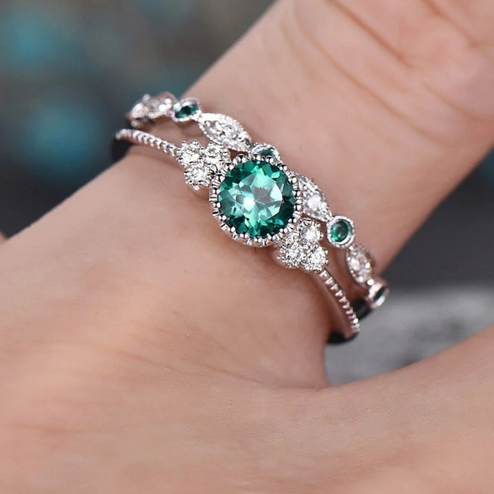 Dame elegant geometrisk krystalring, blå og grøn krystal, elegant ring som designstatement.