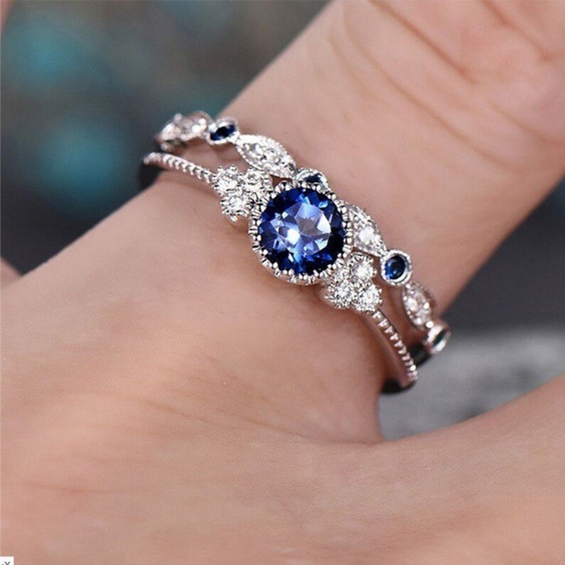 Dame elegant geometrisk krystalring, blå og grøn krystal, elegant ring som designstatement.