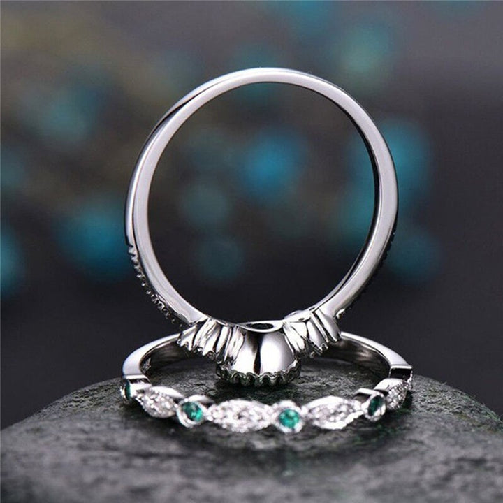 Dame elegant geometrisk krystalring, blå og grøn krystal, elegant ring som designstatement.