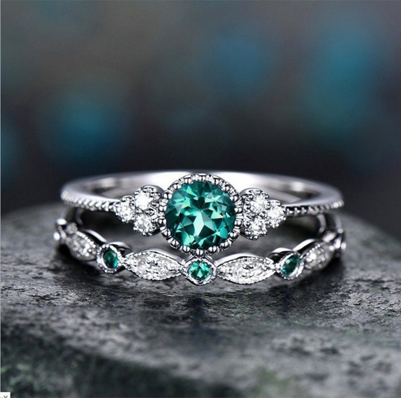 Dame elegant geometrisk krystalring, blå og grøn krystal, elegant ring som designstatement.