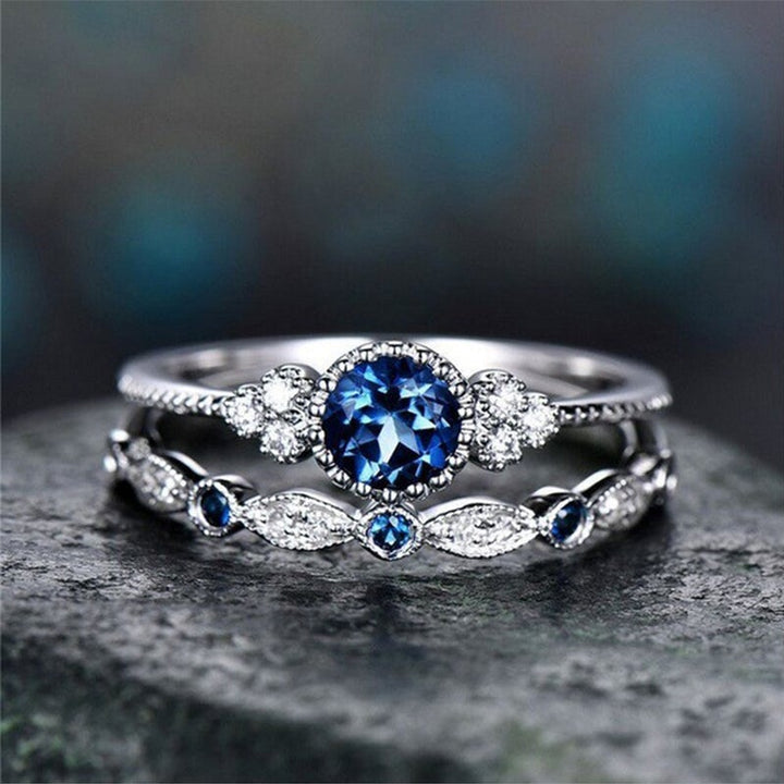 Dame elegant geometrisk krystalring, blå og grøn krystal, elegant ring som designstatement.