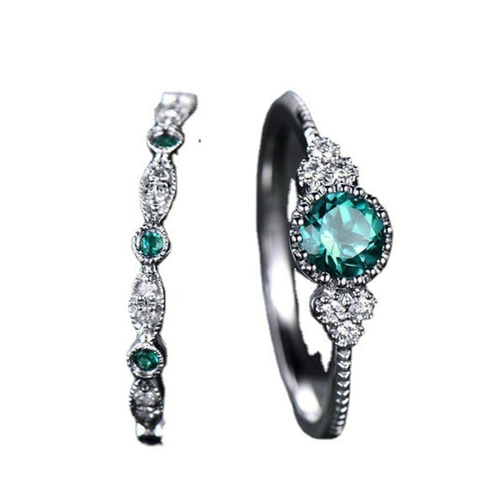Dame elegant geometrisk krystalring, blå og grøn krystal, elegant ring som designstatement.