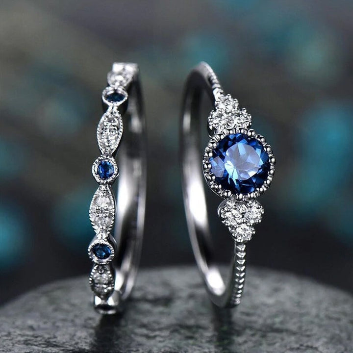 Dame elegant geometrisk krystalring, blå og grøn krystal, elegant ring som designstatement.