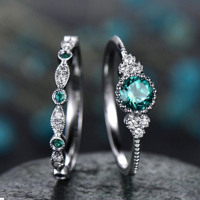 Dame elegant geometrisk krystalring, blå og grøn krystal, elegant ring som designstatement.