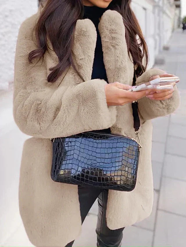 Dame lang teddy-frakke, blød imiteret pels, elegant beige nuance, egnet til efterår og vinter.