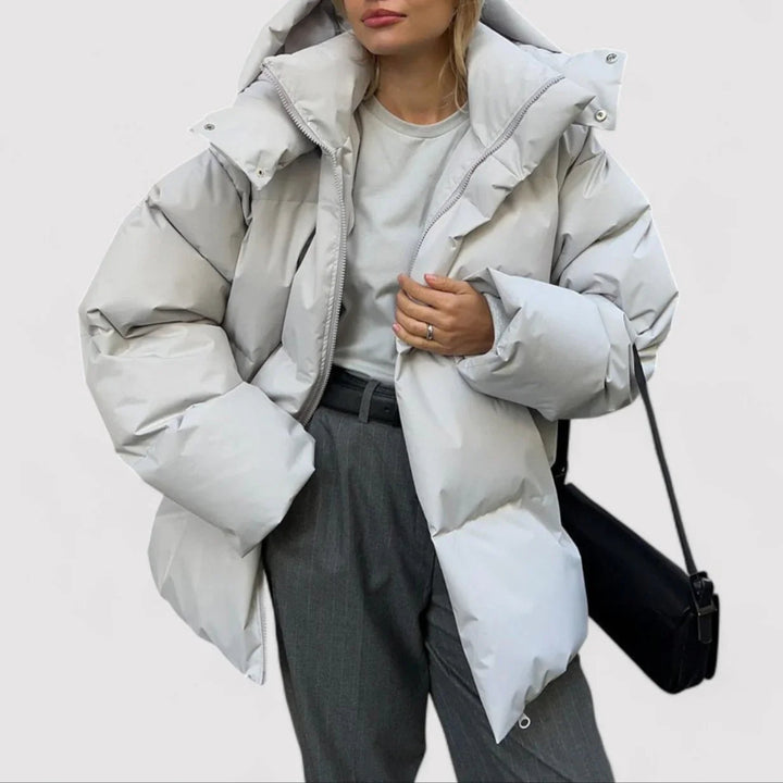Dame oversized vinterjakke, moderne og trendy, sort jakke med tyk isolering og rummelige lommer.