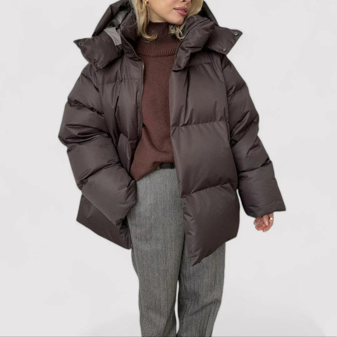 Dame oversized vinterjakke, moderne og trendy, sort jakke med tyk isolering og rummelige lommer.
