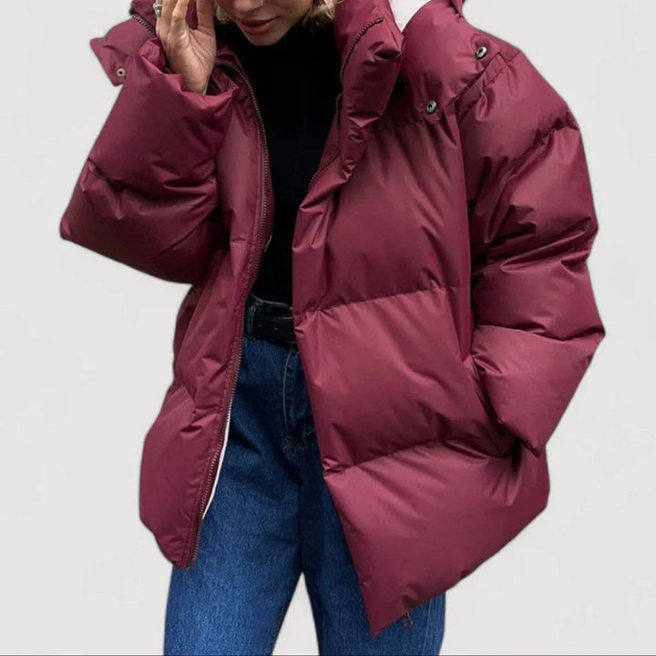 Dame oversized vinterjakke, moderne og trendy, sort jakke med tyk isolering og rummelige lommer.