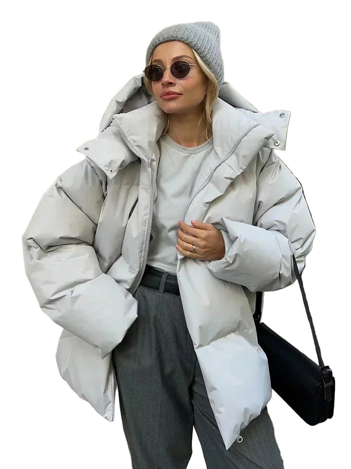 Dame oversized polstret vinterjakke, tyk isolering, stor hætte, praktiske lommer, lysegrå farve.