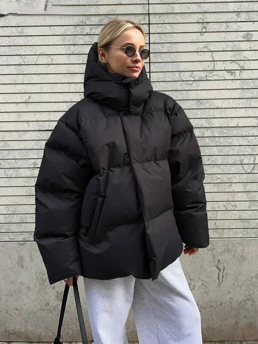 Dame oversized polstret vinterjakke, tyk isolering, stor hætte, praktiske lommer, lysegrå farve.