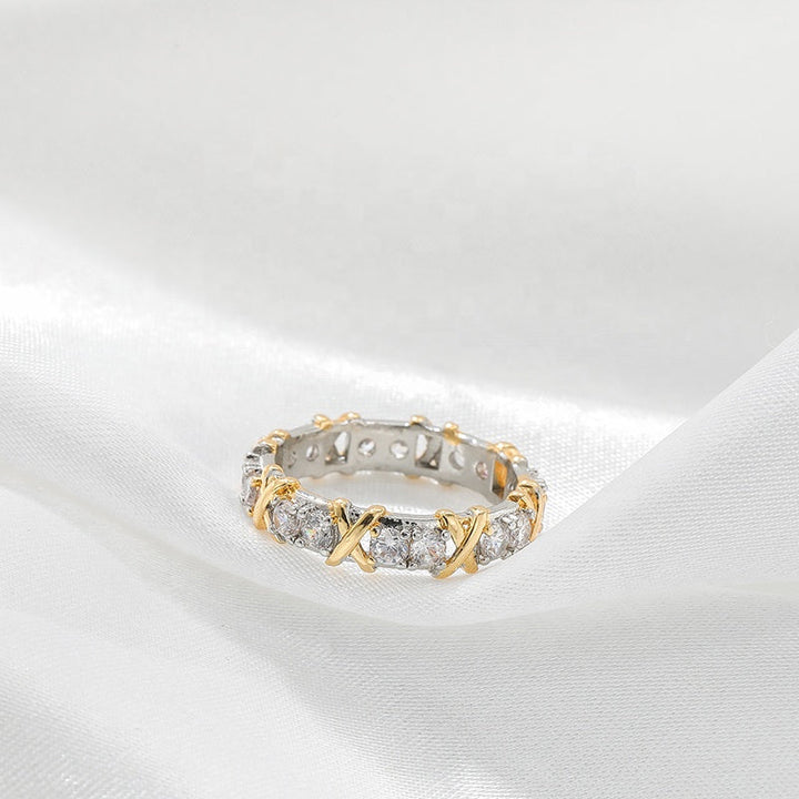 Dame zirkonia evighedsring rosaguld, sølv, guld. Strålende kubiske zirkonia sten og luksuriøst design. Evighedsring.