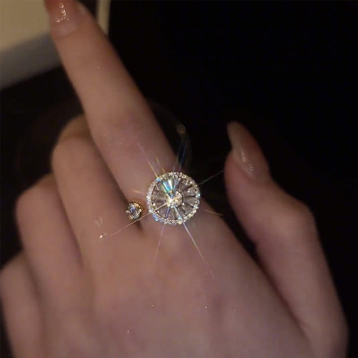 Dame zirkonring, runde zirkonia sten, skinnende guld, elegant til fest og hverdag.