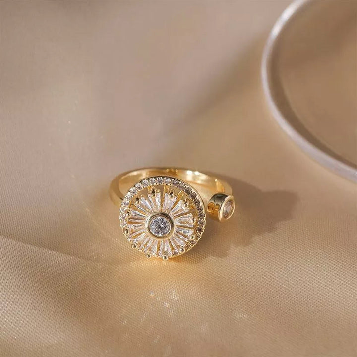Dame zirkonring, runde zirkonia sten, skinnende guld, elegant til fest og hverdag.