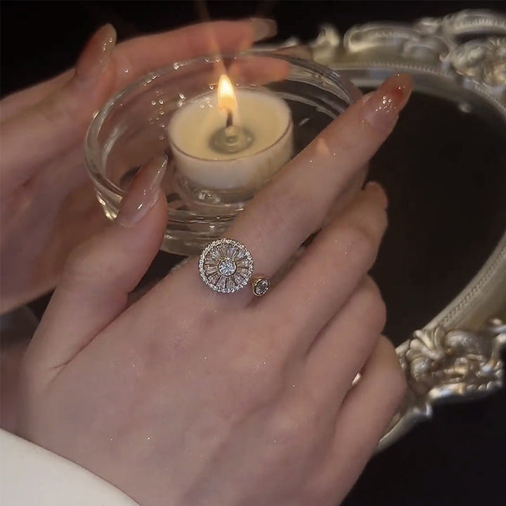Dame zirkonring, runde zirkonia sten, skinnende guld, elegant til fest og hverdag.