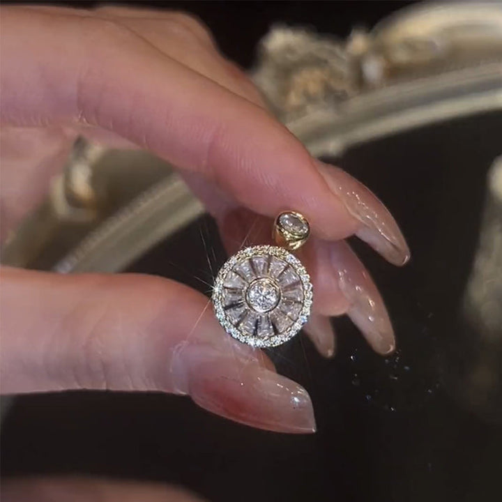 Dame zirkonring, runde zirkonia sten, skinnende guld, elegant til fest og hverdag.