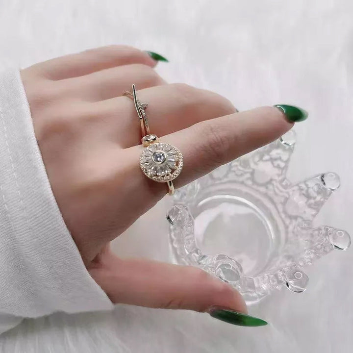 Dame zirkonring, runde zirkonia sten, skinnende guld, elegant til fest og hverdag.