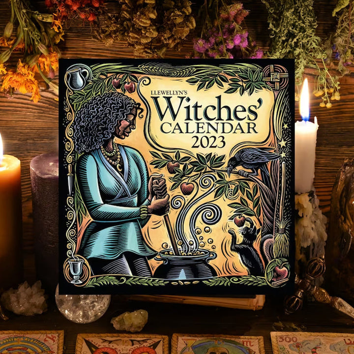 "Noitien Kalenteri 2023: Visuaalisesti upeasti kuvioitu seinäkalenteri, maagisin viisaus ja astrologiatiedot koko vuodeksi."