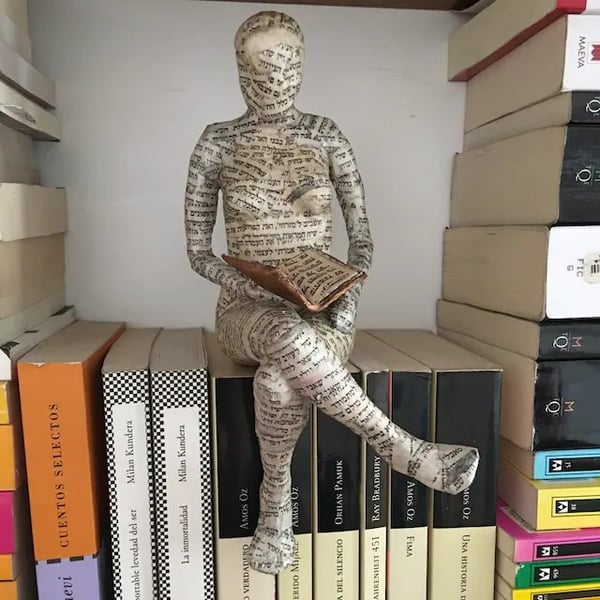 Nordisk stil kvindefigur til læsning, dekorativ boligindretningsgenstand, dæmpet grå, moderne og elegant design.