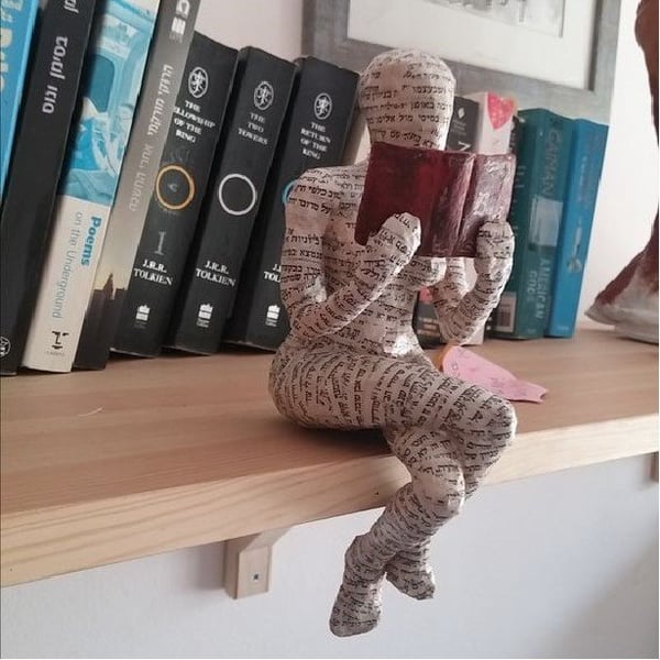 Nordisk stil kvindefigur til læsning, dekorativ boligindretningsgenstand, dæmpet grå, moderne og elegant design.