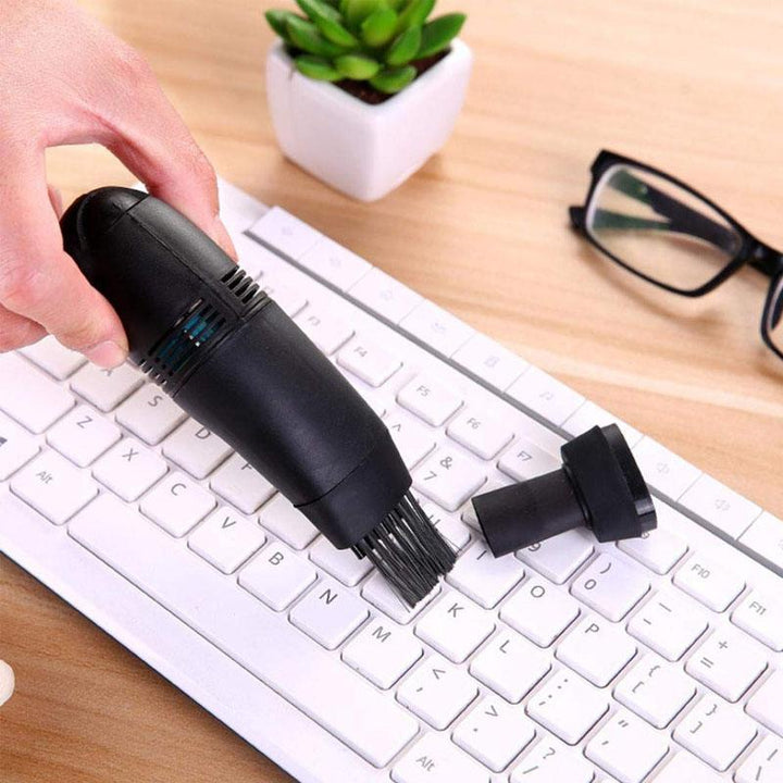 USB-drevet tastaturstøvsuger, sort med LED-lys, kompakt rengøringsværktøj til skrivebord og tastatur.