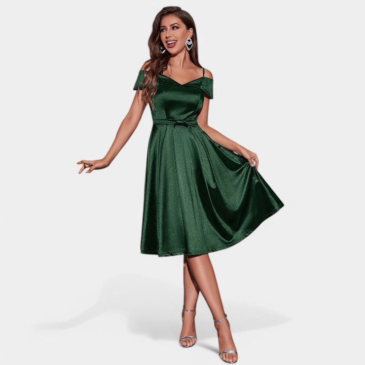 Stropløs V-udskæringskjole, feminin, elegant til fest; blødt materiale, klassisk design uden stropper.