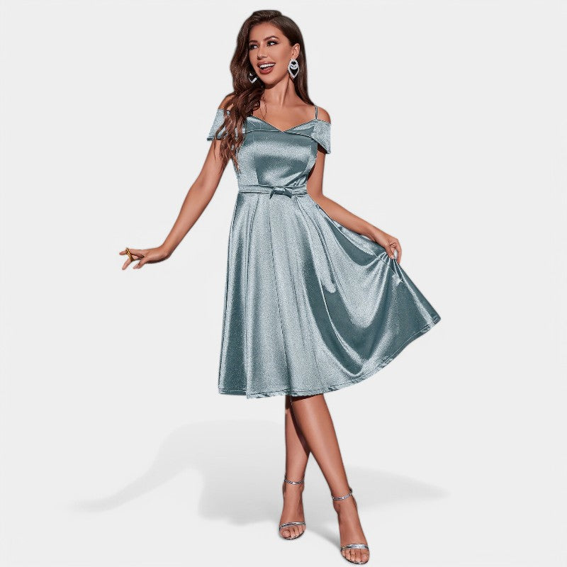 Stropløs V-udskæringskjole, feminin, elegant til fest; blødt materiale, klassisk design uden stropper.