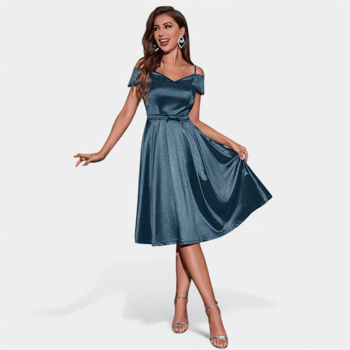 Stropløs V-udskæringskjole, feminin, elegant til fest; blødt materiale, klassisk design uden stropper.