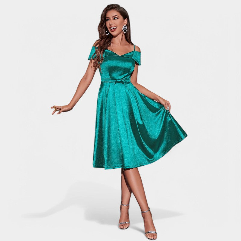 Stropløs V-udskæringskjole, feminin, elegant til fest; blødt materiale, klassisk design uden stropper.