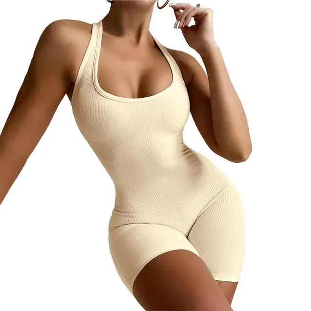 Dame jumpsuit med U-hals og off-shoulder design, der fremhæver feminine former.