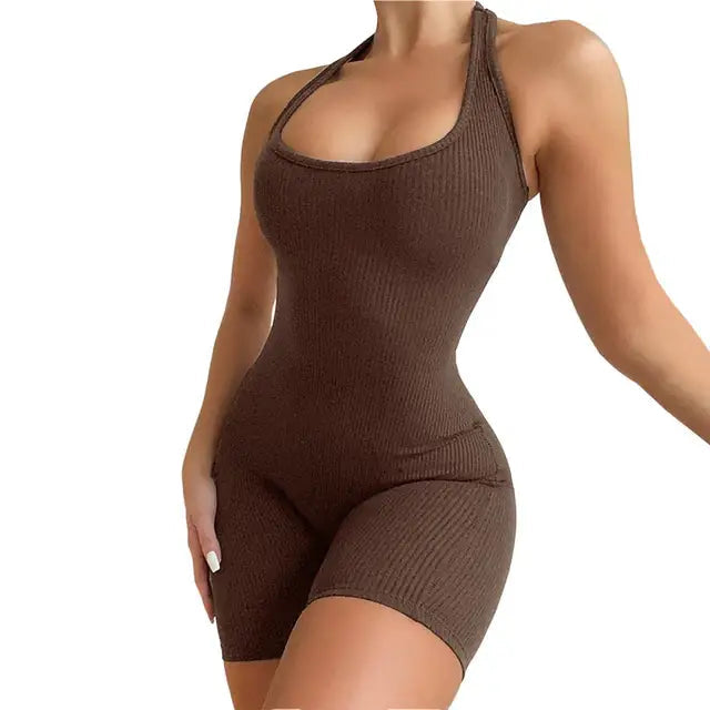 Dame jumpsuit med U-hals og off-shoulder design, der fremhæver feminine former.