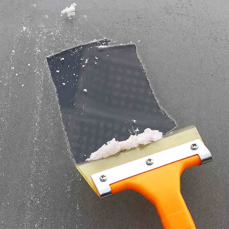 Orange bærbar isskraber til bilruder, slidstærkt ABS-plast, kompakt og nem at bruge i kolde vintermåneder.