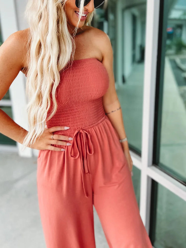 Orange off-shoulder jumpsuit, fremhæver skuldre og stil, dame overall til hverdagsbrug og fest.