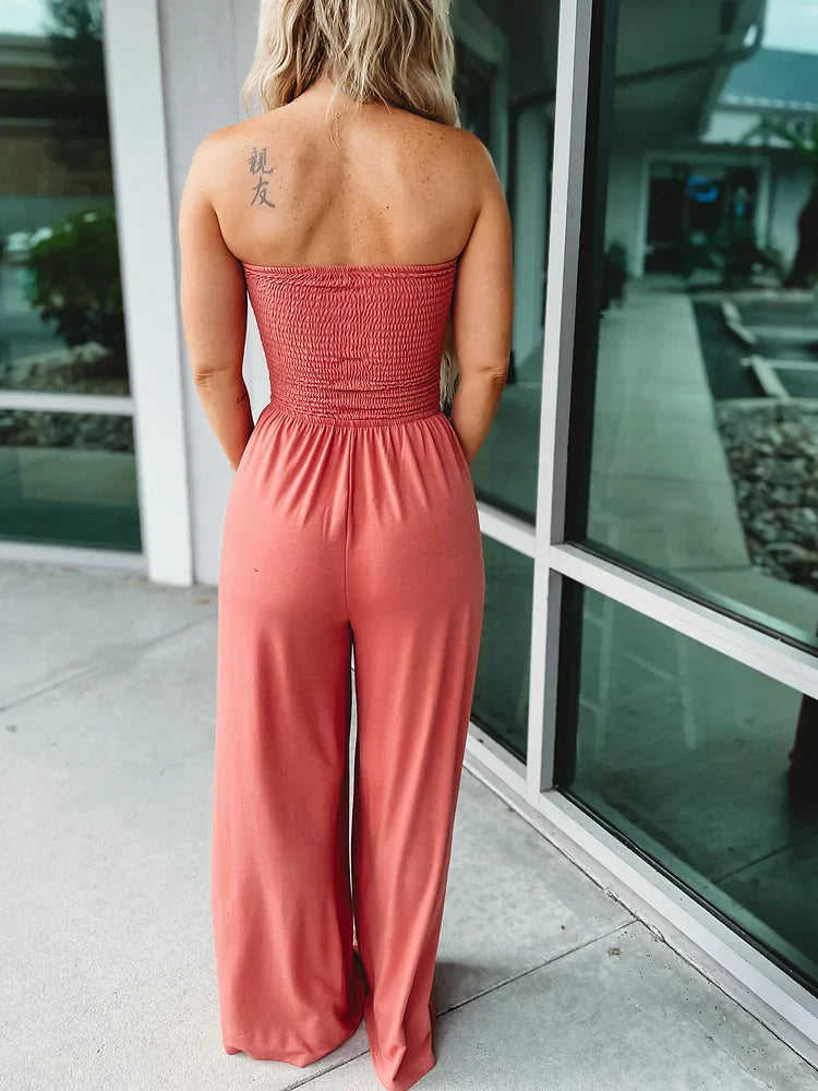 Orange off-shoulder jumpsuit, fremhæver skuldre og stil, dame overall til hverdagsbrug og fest.
