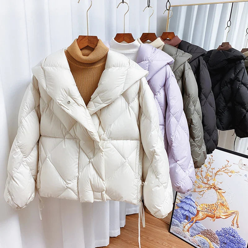 "Paksu musta naisten cocoon-muotoinen hupullinen talvitakki, lyhyt malli, tyylikäs ja lämmin."