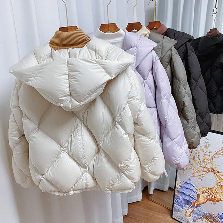 "Paksu musta naisten cocoon-muotoinen hupullinen talvitakki, lyhyt malli, tyylikäs ja lämmin."