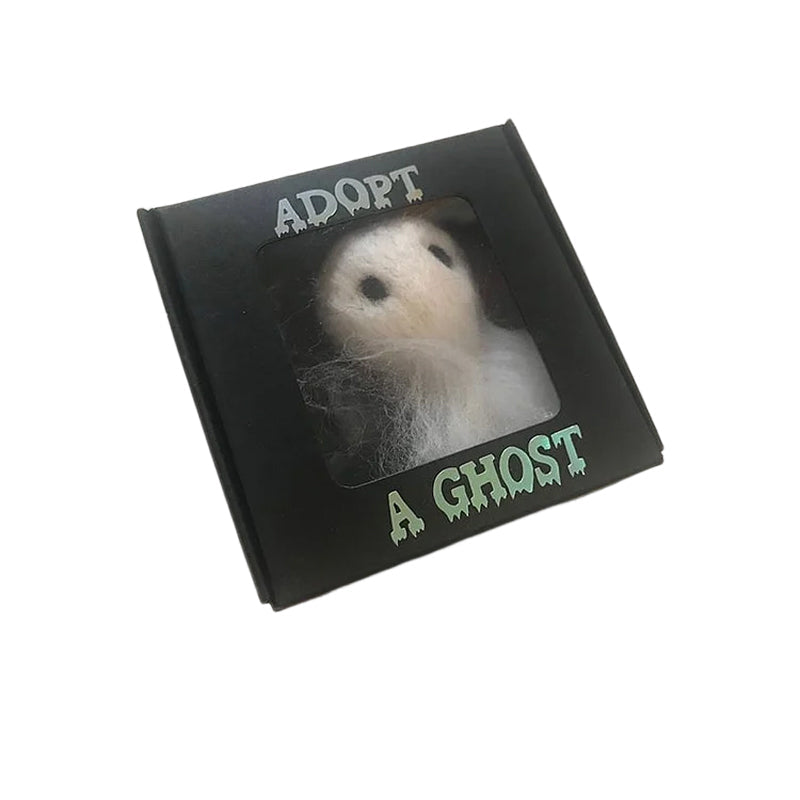 Blødt filtspøgelse med sort silkepapir og dokument i en minikasse, perfekt gave til Halloween-fans.