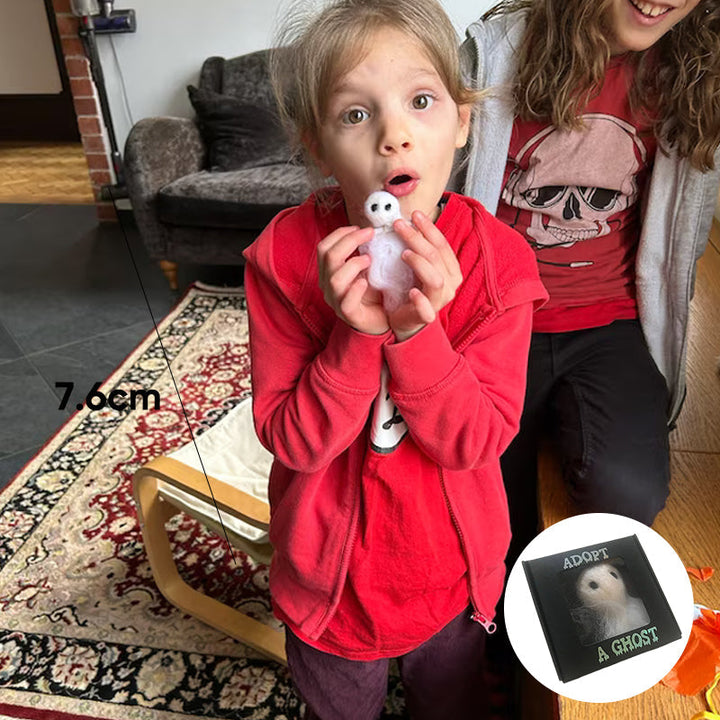 Blødt filtspøgelse med sort silkepapir og dokument i en minikasse, perfekt gave til Halloween-fans.