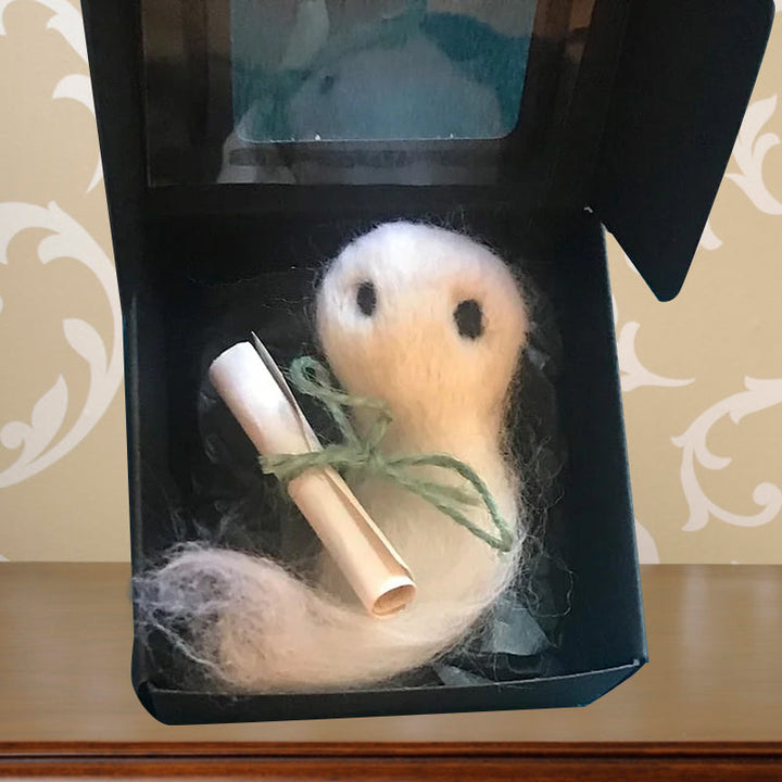 Blødt filtspøgelse med sort silkepapir og dokument i en minikasse, perfekt gave til Halloween-fans.