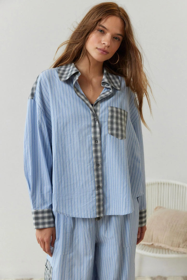 Dame pyjamassæt i blødt materiale, varmt og stilfuldt nattøj med elegante detaljer, perfekt til vinteraftener.