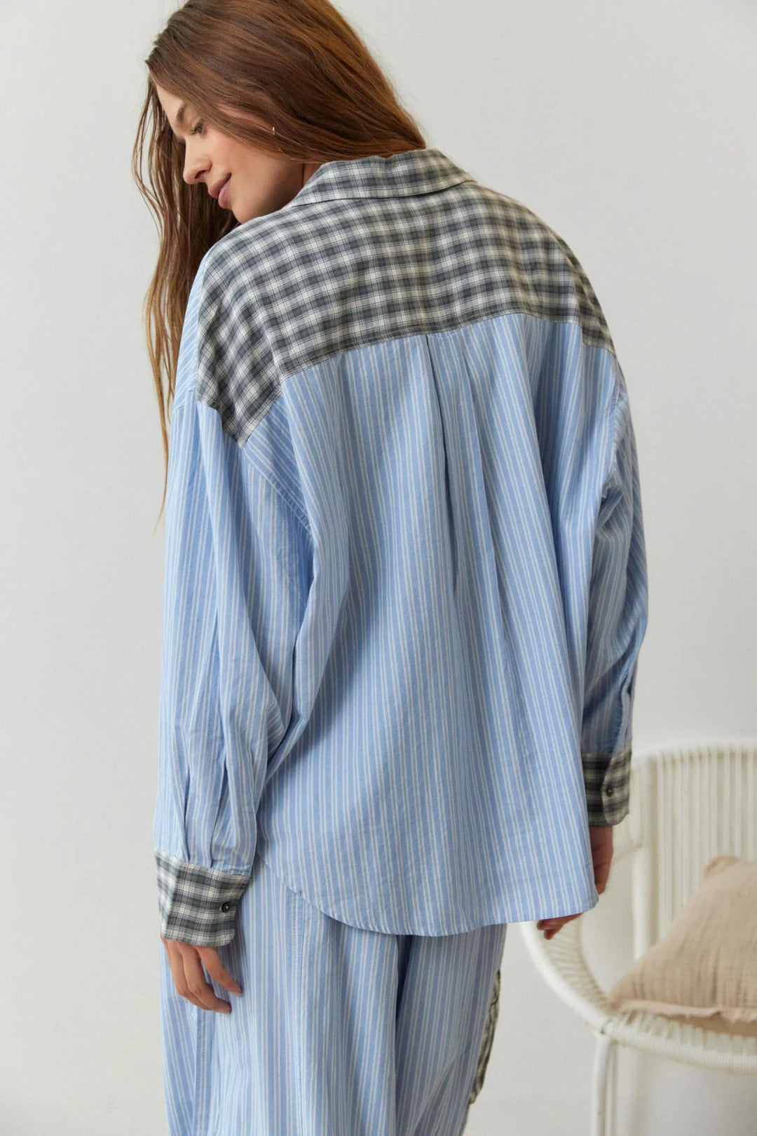 Dame pyjamassæt i blødt materiale, varmt og stilfuldt nattøj med elegante detaljer, perfekt til vinteraftener.
