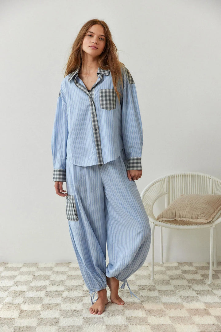 Dame pyjamassæt i blødt materiale, varmt og stilfuldt nattøj med elegante detaljer, perfekt til vinteraftener.