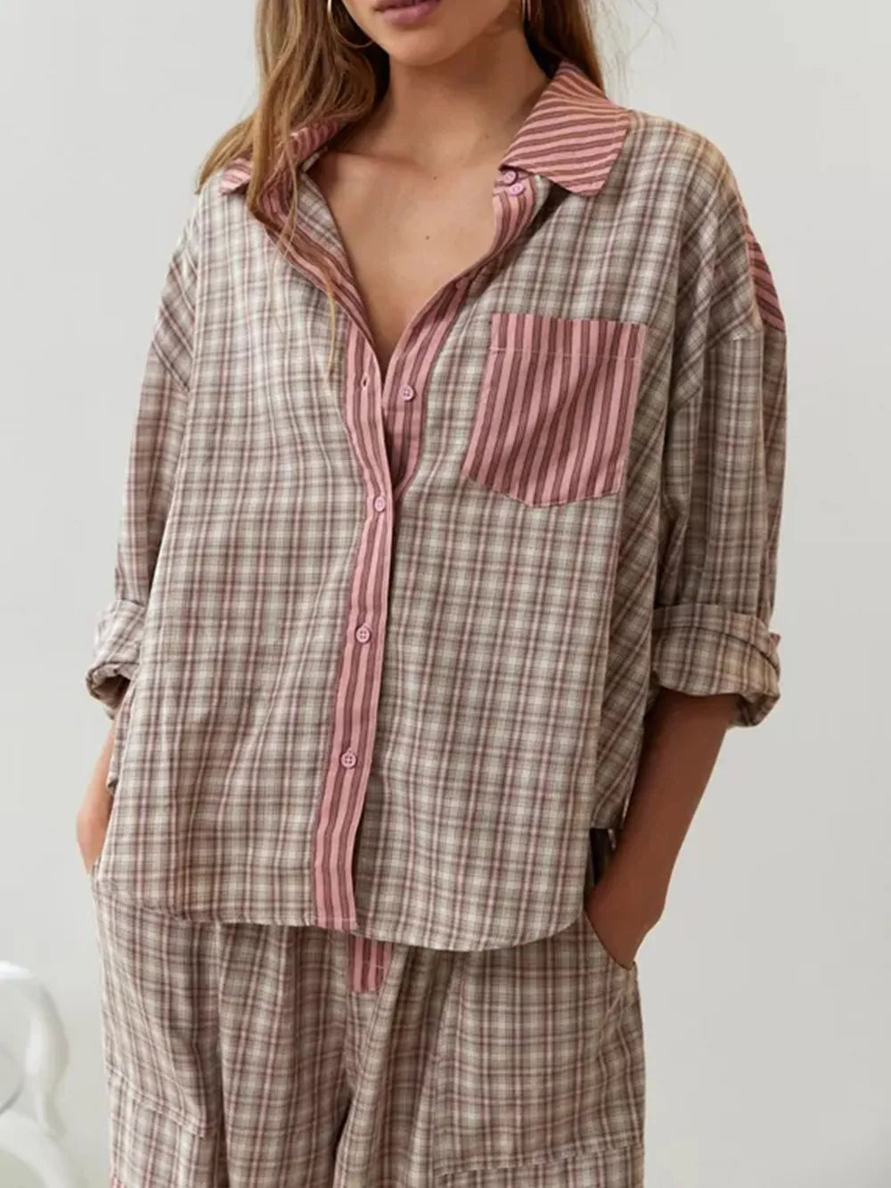 Dame pyjamassæt i blødt materiale, varmt og stilfuldt nattøj med elegante detaljer, perfekt til vinteraftener.