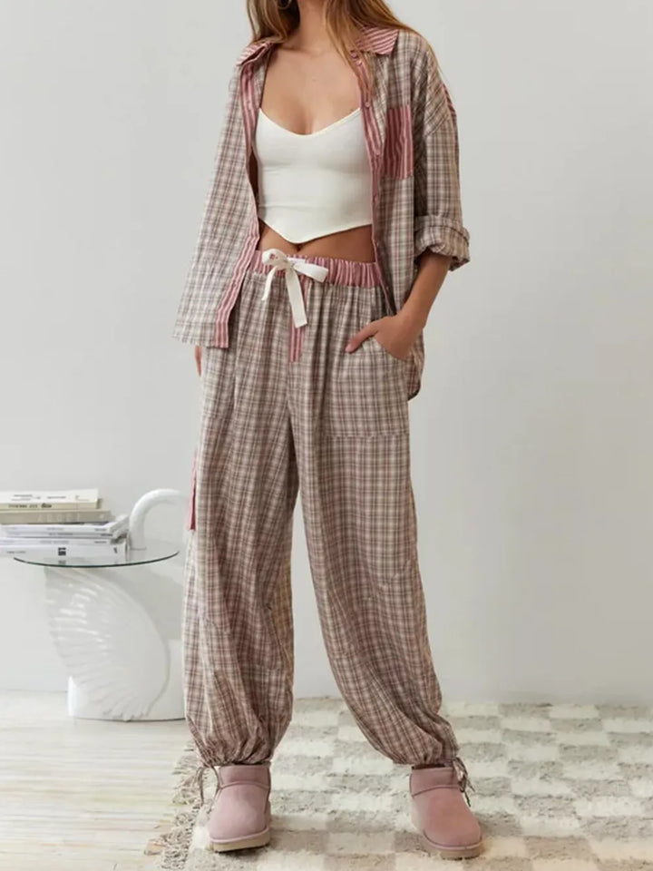 Dame pyjamassæt i blødt materiale, varmt og stilfuldt nattøj med elegante detaljer, perfekt til vinteraftener.