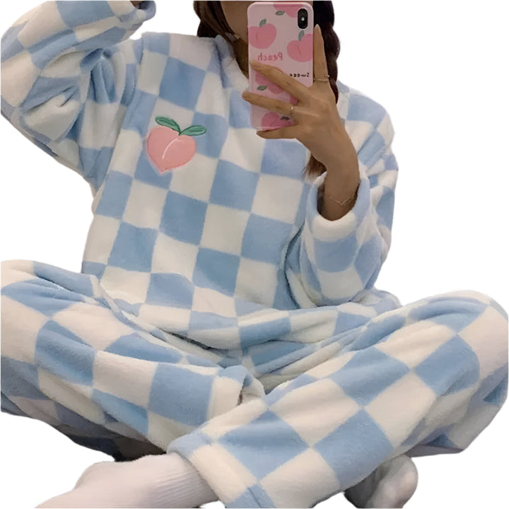 Blød damepyjamas, behagelig pasform, fås i forskellige farver, egnet til nattøj og loungewear.