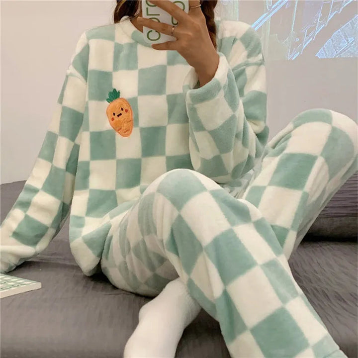 Blød damepyjamas, behagelig pasform, fås i forskellige farver, egnet til nattøj og loungewear.