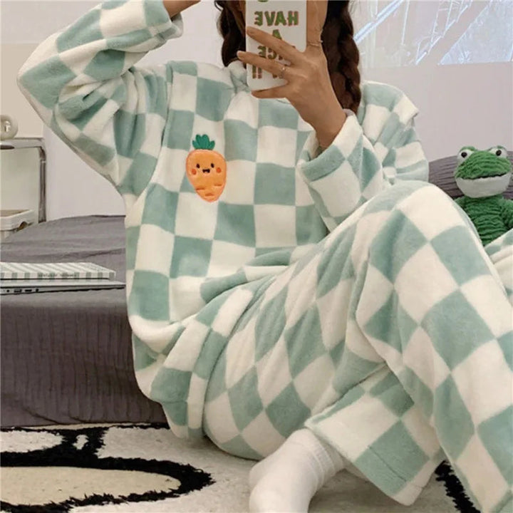 Blød damepyjamas, behagelig pasform, fås i forskellige farver, egnet til nattøj og loungewear.