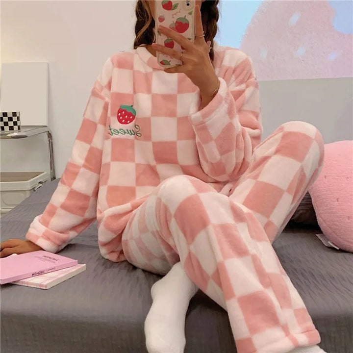 Blød damepyjamas, behagelig pasform, fås i forskellige farver, egnet til nattøj og loungewear.