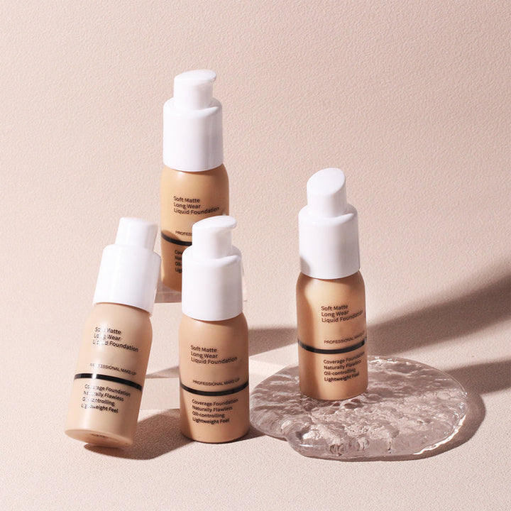 "Blød flydende mat foundation, med let og dækkende tekstur, til alle hudtyper, 30 ml flaske."