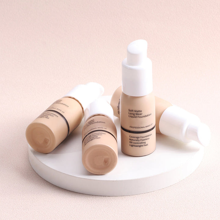 "Blød flydende mat foundation, med let og dækkende tekstur, til alle hudtyper, 30 ml flaske."