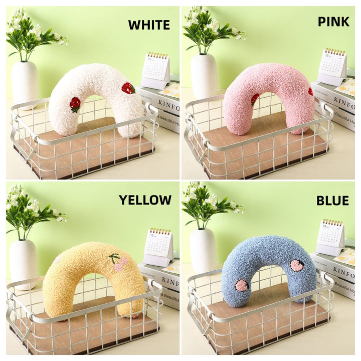 "Pehmeä veluurinen lemmikki kaulatyyny, ergonominen tuki niskalle, saatavilla valkoisena, keltaisena, sinisenä ja pinkkinä."